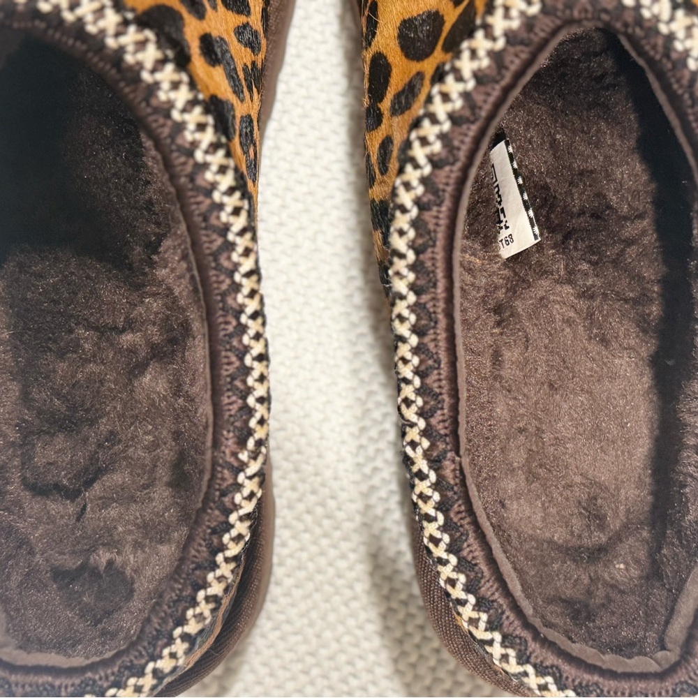 UGG ANTROPOLOGIE exclusive Leopard Slippers.
Size 7.5 can fit an 8 too. - Picture 6 of 9